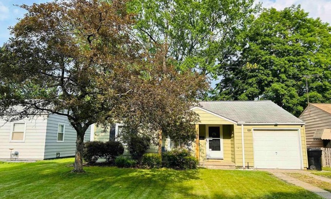Cleveland House | Close to airport* Pets*Fenced yard*A/C & Fast WIFI
