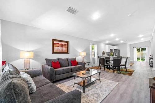 Delray Beach House | Close to Atlantic Ave, Beach! Hot Tub-5 Beds-King