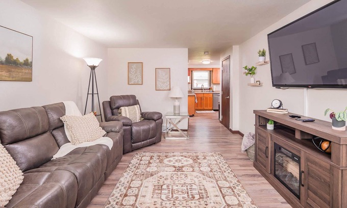 Bellevue House | Close to Aurora Hospital- Short drive to Lambeau