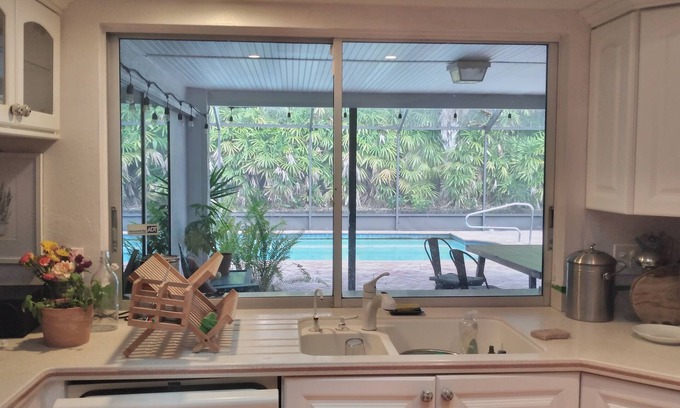 South Sarasota House | Close to beach and downtown - large caged pool