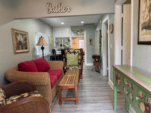 Lake Worth House | Close to Beach Key West Style House Fenced Backyard Deck Grill Firepit