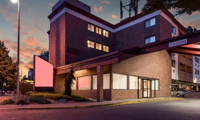 SeaTac Hotel | Close to Downtown! Relaxing Airport Accommodation | Budget-Friendly