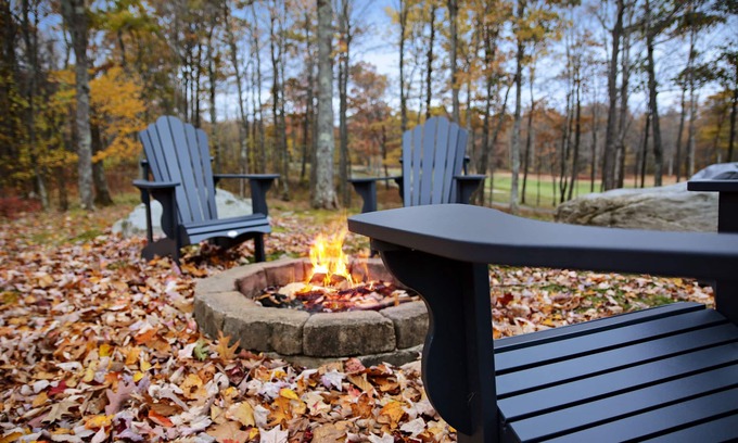 McHenry House | Close to everything!~GAME ROOM~FIRE PIT & HOT TUB~Dogs OK! Lake Access & Dock!