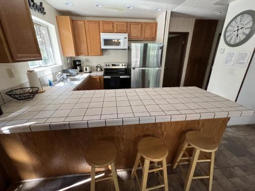 Pioneer Trail House | Close To Heaven With Hot Tub, Wet Bar & Game Room