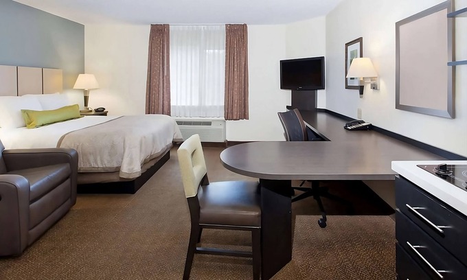 Ashley Oaks Hotel | Close to ICEARIUM! Pets are Welcome! FREE Parking, Gazebo, BBQ Facility Onsite!