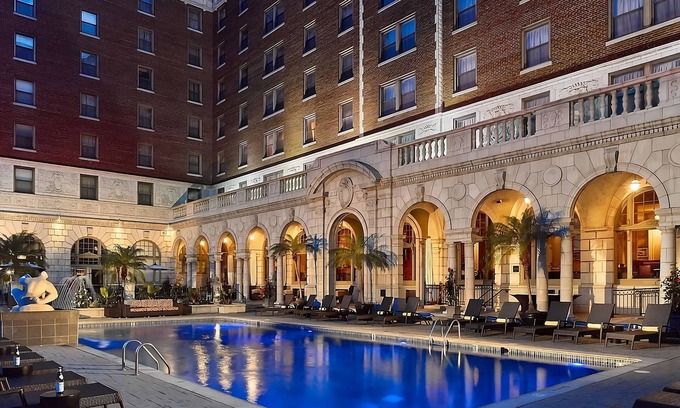 Central West End Resort | Close to Missouri History Museum! Pets Allowed! W/Parking, Pool, and Cinema!