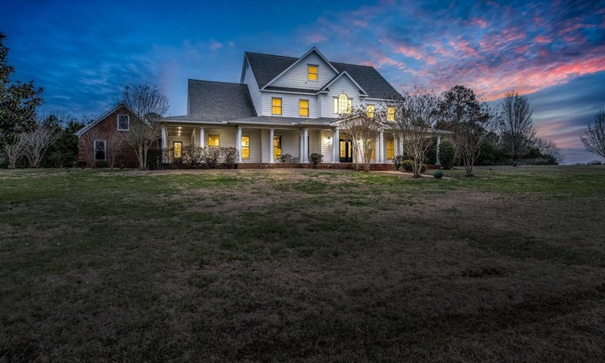 Mayhew House | Close to MSU | Spacious | Grill Deck