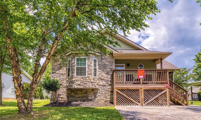 Pigeon Forge Ski Chalet | Close to Pigeon Forge and Dollywood One Story 2 bedroom dog Friendly