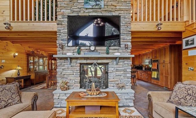 Day House | Close to Saratoga, Sacandaga Lake, Sleeps 14. WiFi, AC, Fireplace