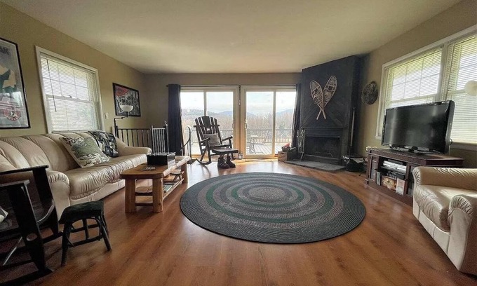 Tannersville House | Close to skiing and hiking, walk to main street