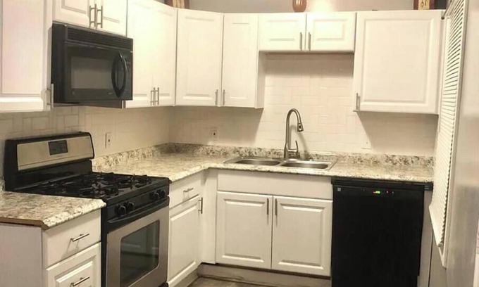 Kansas City House | Close to Stadium, 3-bedroom house with WiFi, AC in delightful Kansas City