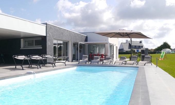Tregunc Villa | Close to the beach, modern house with large pool and sea views + Wi-Fi