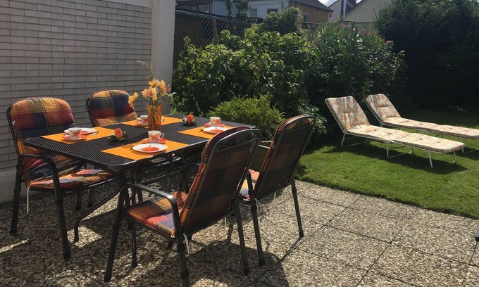 Neumuhlen-Dietrichsdorf Apartment | Close to the beach, renovated, bright, friendly, garden, sun loungers, barbecue