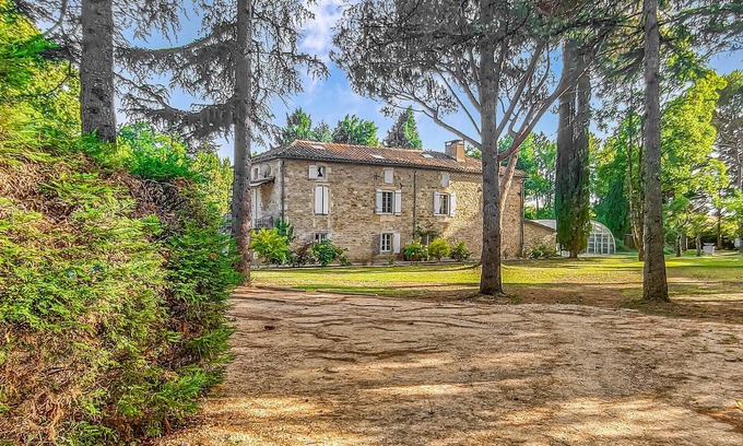 Duravel Apartment | Close to the Lot River, this compact and beautiful studio apartment welcomes you in a charming stone