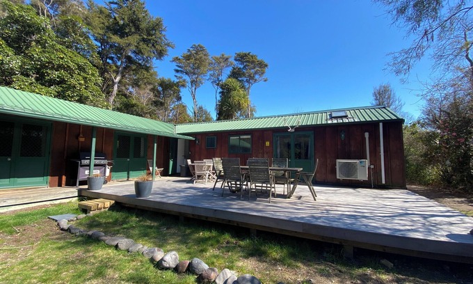 Turangi Cabin | Close to the river, 11 TeAho is na family lodge with plenty of character