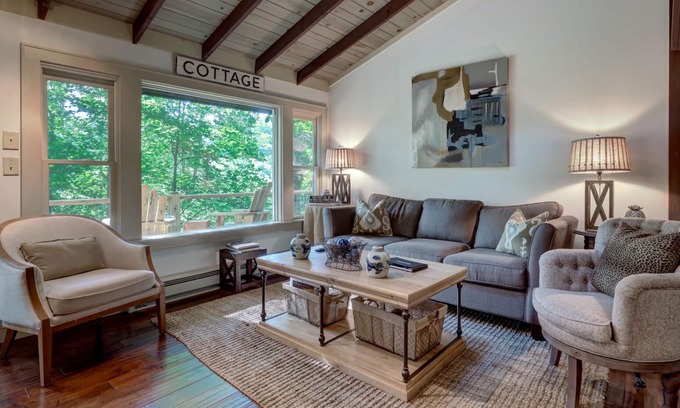 Mirror Lake House | Close to town,Covered deck, Two king masters, Great firepit, Modern & Clean