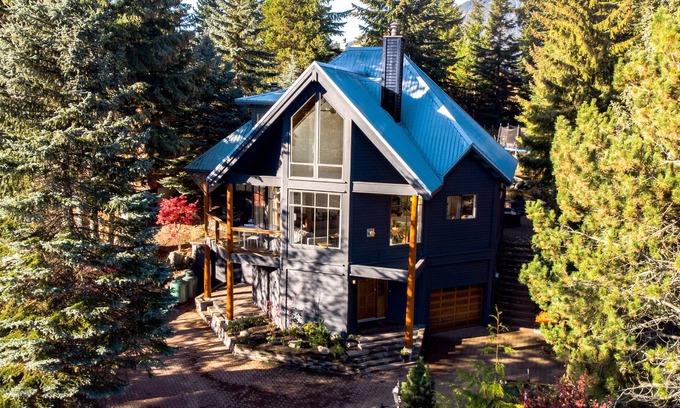 Whistler Cay Heights Ski Chalet | Closest Luxury Chalet to Village! Perfect for families~HOT TUB, PATIO, PING PONG