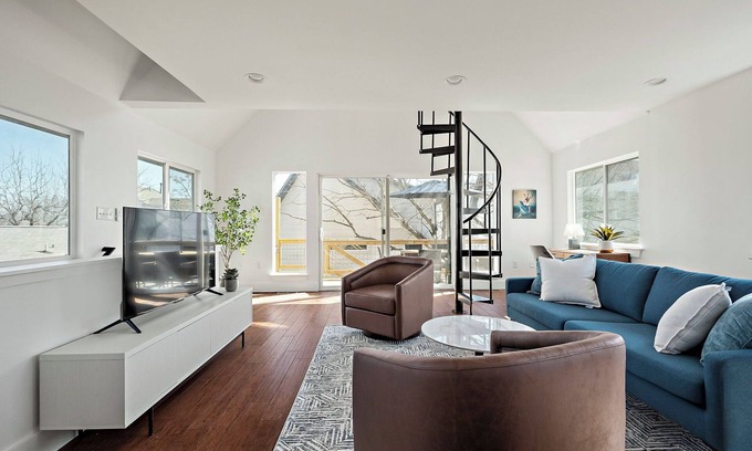 Chestnut House | Cloud 9 Tree House - Deck & Fire Pit East Downtown