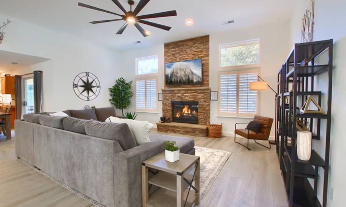 Mariposa House | Clouds Rest Retreat with Hot Tub - Yosemite Home