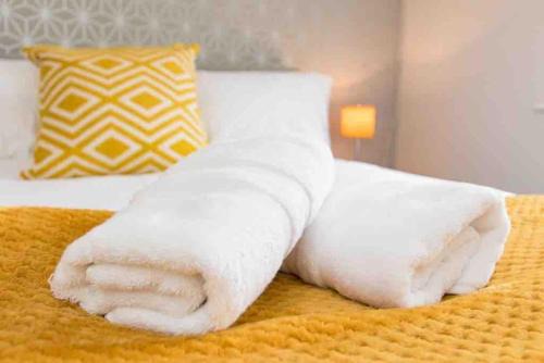 Birmingham House | Cloudstays Birmingham Luxury Townhouse 2 lakes sleeps upto 8 Free Parking & WIFI