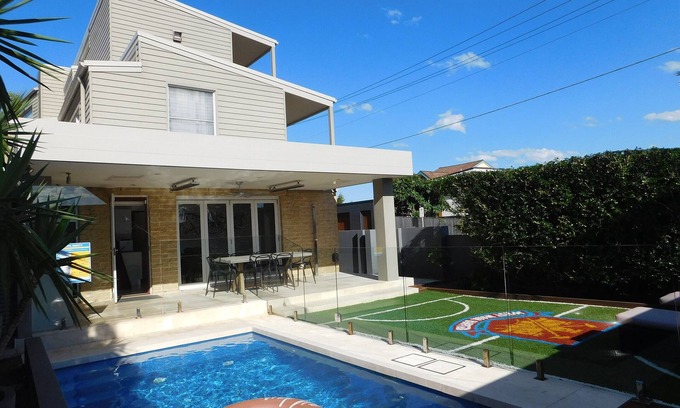 Clovelly House | Clovelly Beach House With Pool. 4 bedrooms, parking, ocean views!