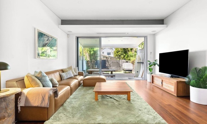 Clovelly House | Clovelly Gables Classic Seaside Abode near Bronte