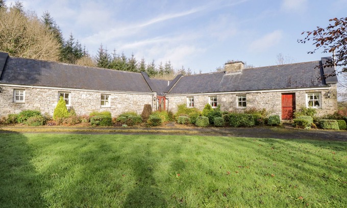 Kilkelly Cottage | CLUAINCARRAIG, pet friendly, with open fire in Kilkelly, County Mayo