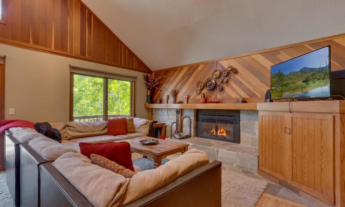 Lake Forest House | Club 151 at Dollar Point by Tahoe Getaways - Pet-Friendly 4BR w Hot Tub & Fenced Yard