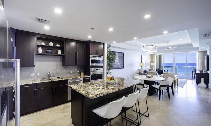Seven Mile Beach Condo | Club Se7en at The Beachcomber