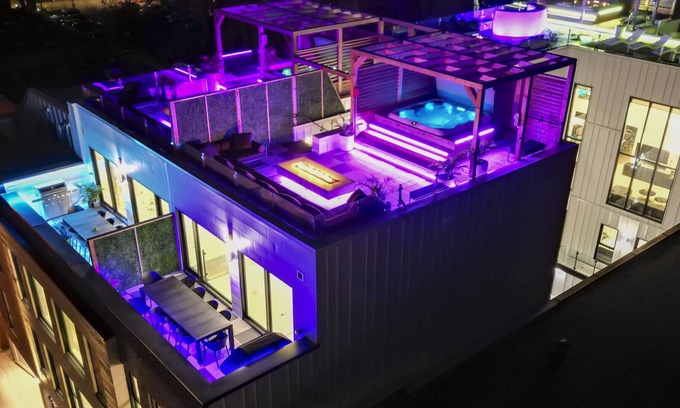 Pointe-Saint-Charles Condo | CLUBHAUS Premium Penthouse, Rooftop Hot Tub, Sleeps 14+