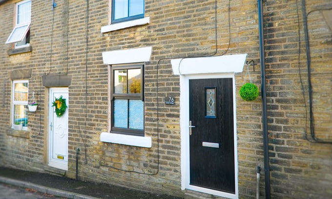 High Peak Cottage | CLUTTER COTTAGE, family friendly in Whaley Bridge