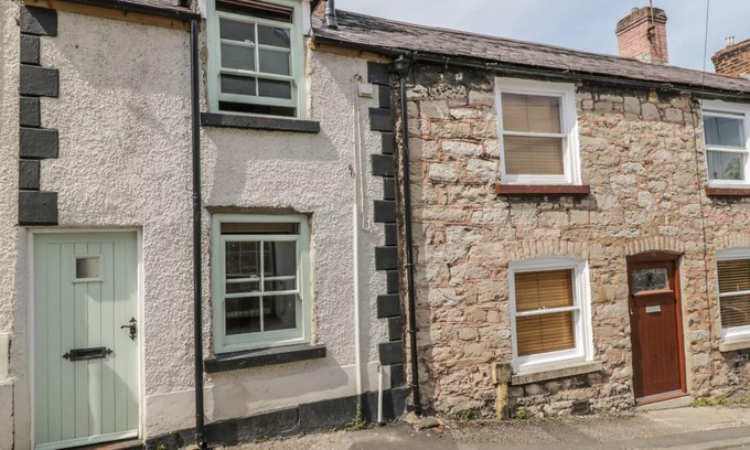 Denbigh Cottage | CLWYDIAN VIEW, pet friendly, with a garden in Denbigh