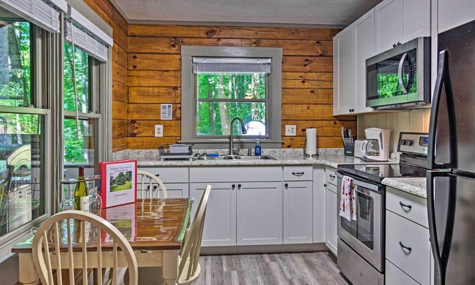 Clyde Cabin | Clyde Cabin Hideaway: Porch & Grill