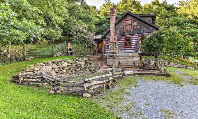 Clyde Apartment | Clyde ‘Papa Bear’ Cabin, Near Smoky Mountains!