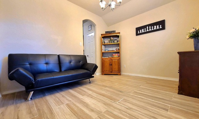 San Antonio Boat Rental | Clyde's Comfy Spot, Far West Home for 6
