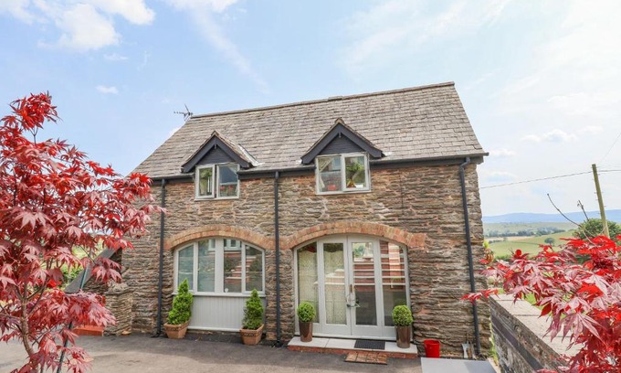 Clawdd-newydd House | Coach House