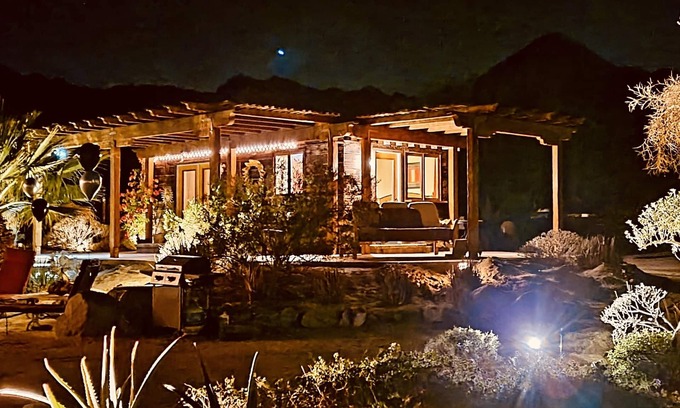 Palm Desert Cabin | Coachella fest & Stagecoach cabins Spectacular View, 5 minutes to Palm Desert!