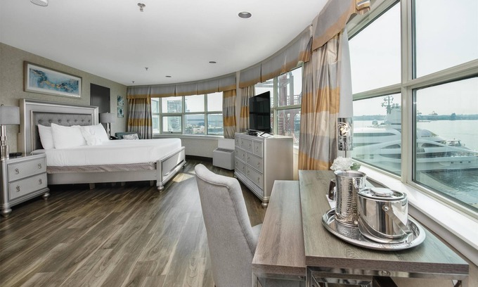Lower Lonsdale Hotel | Coast Lonsdale Quay Hotel