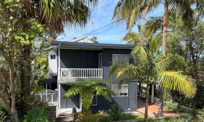 Floraville House | Coastal 4-bedroom home with ocean views