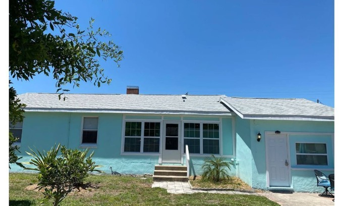 Holly Hill House | Coastal Bungalow near Beaches and Intracoastal