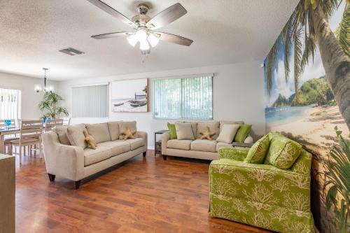 Lakeland House | Coastal Cabana in Lakeland with King Bed