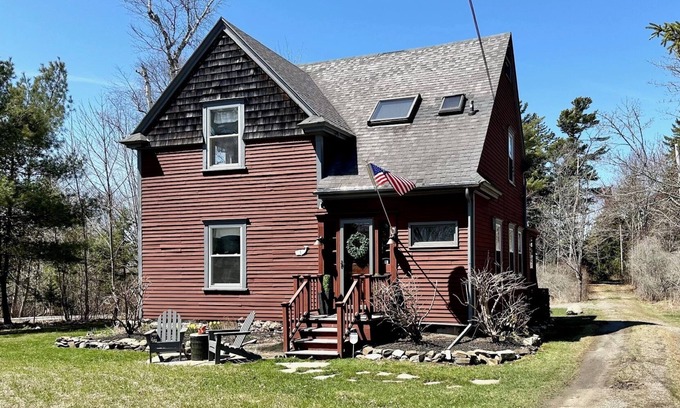Orrs Island Cottage | Coastal Charm Awaits at This Orr’s Island Retreat !