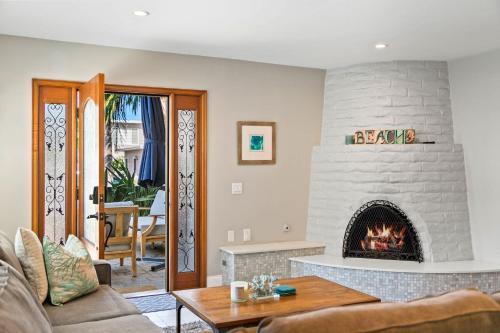 Beach Barber Tract House | Coastal Chic at Windansea