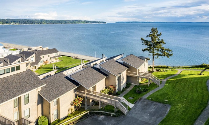 Freeland Condo | Coastal Chic Beach Condo - on Mutiny Bay