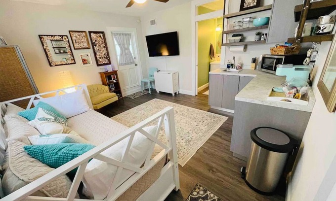 Disston Heights Apartment | Coastal Chic Suite w/Kitchenette & Private Entrance