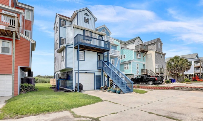 Sneads Ferry House | Coastal Chic Townhome | 3 Balconies & Ocean Views