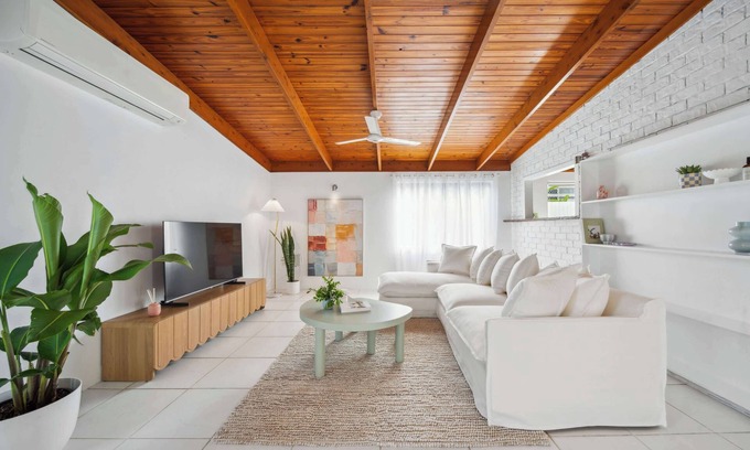 Maroochydore House | Coastal Comfort: Relax & Recharge in Maroochydore