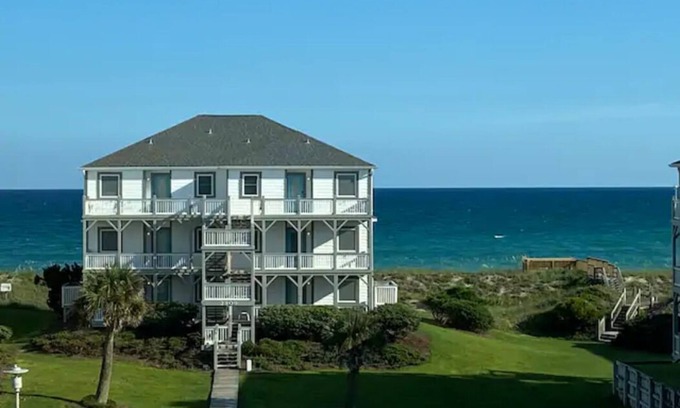 Emerald Isle Condo | Coastal Condo w/Ocean & Sound Views & Balcony
