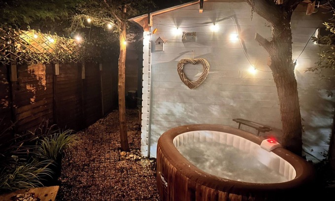 Bognor Regis Cabin | Coastal Cosy Cabin With hot tub