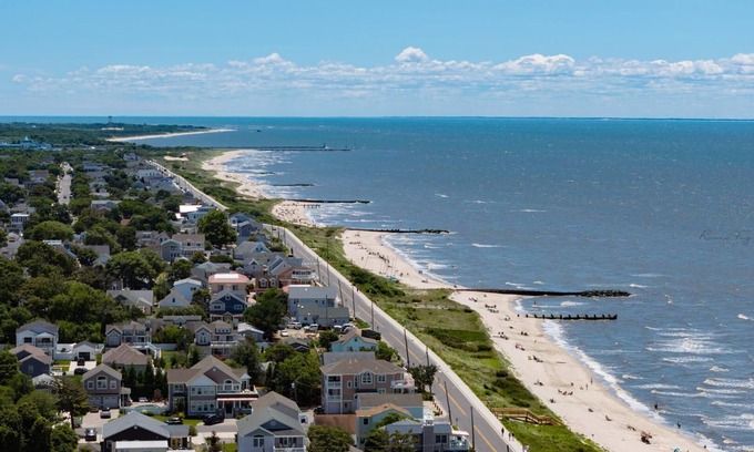 Town Bank House | Coastal Cottage 5 houses from Del. Bay sleeps 12 with pool (dog friendly)